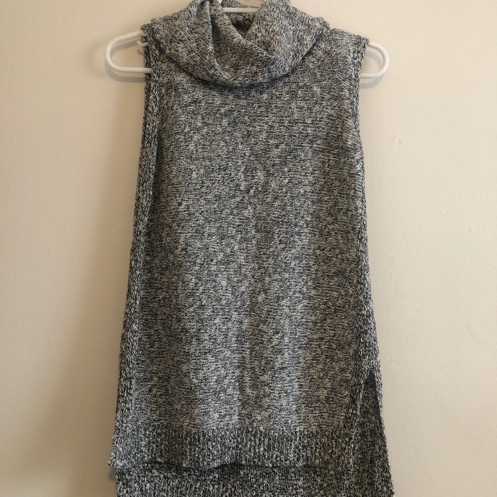 Sleeveless light turtleneck sweater